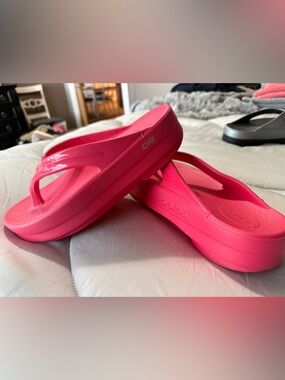 OOFOS Hot Pink Women’s Recovery Flip Flop Sandals